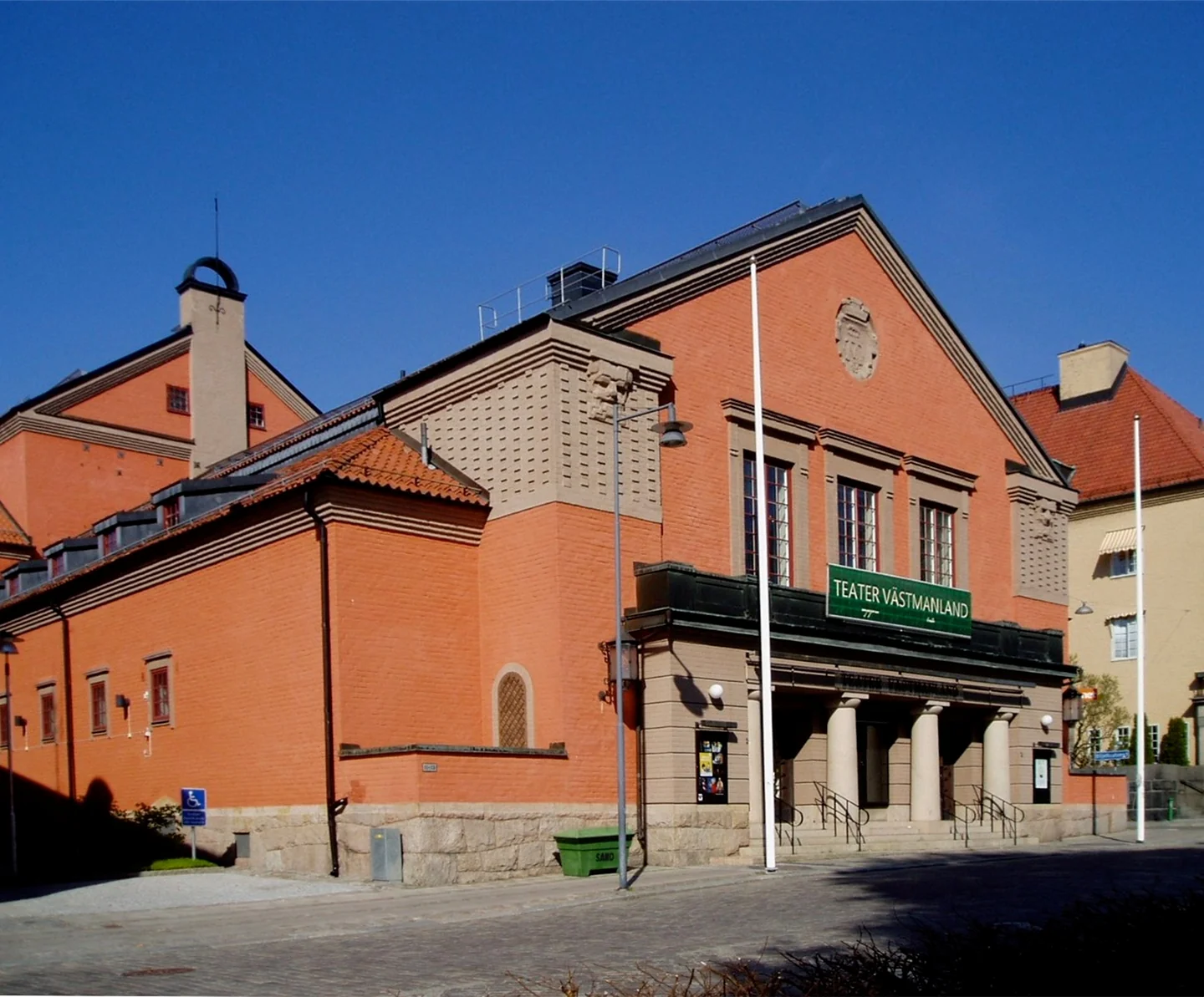 Teaterbyggnadens röda tegelfasad och entré med skylten Teater Västmanland.